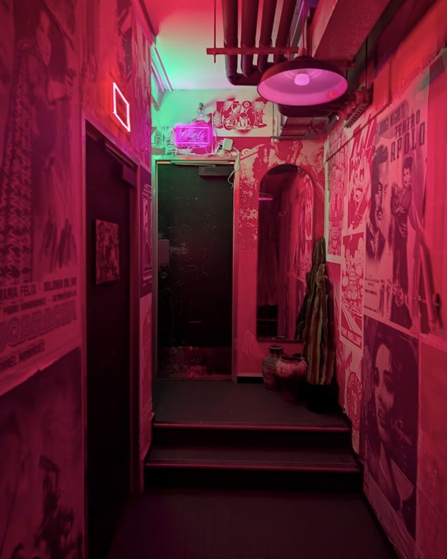 Restaurant entry corridor